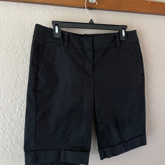 Ann Taylor Black Boardwalk Shorts With pockets, Size 8 - Picture 3 of 6